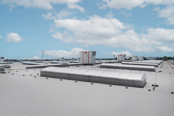 RoofVent® ventilacijske jedinice postavljene na krov hale.